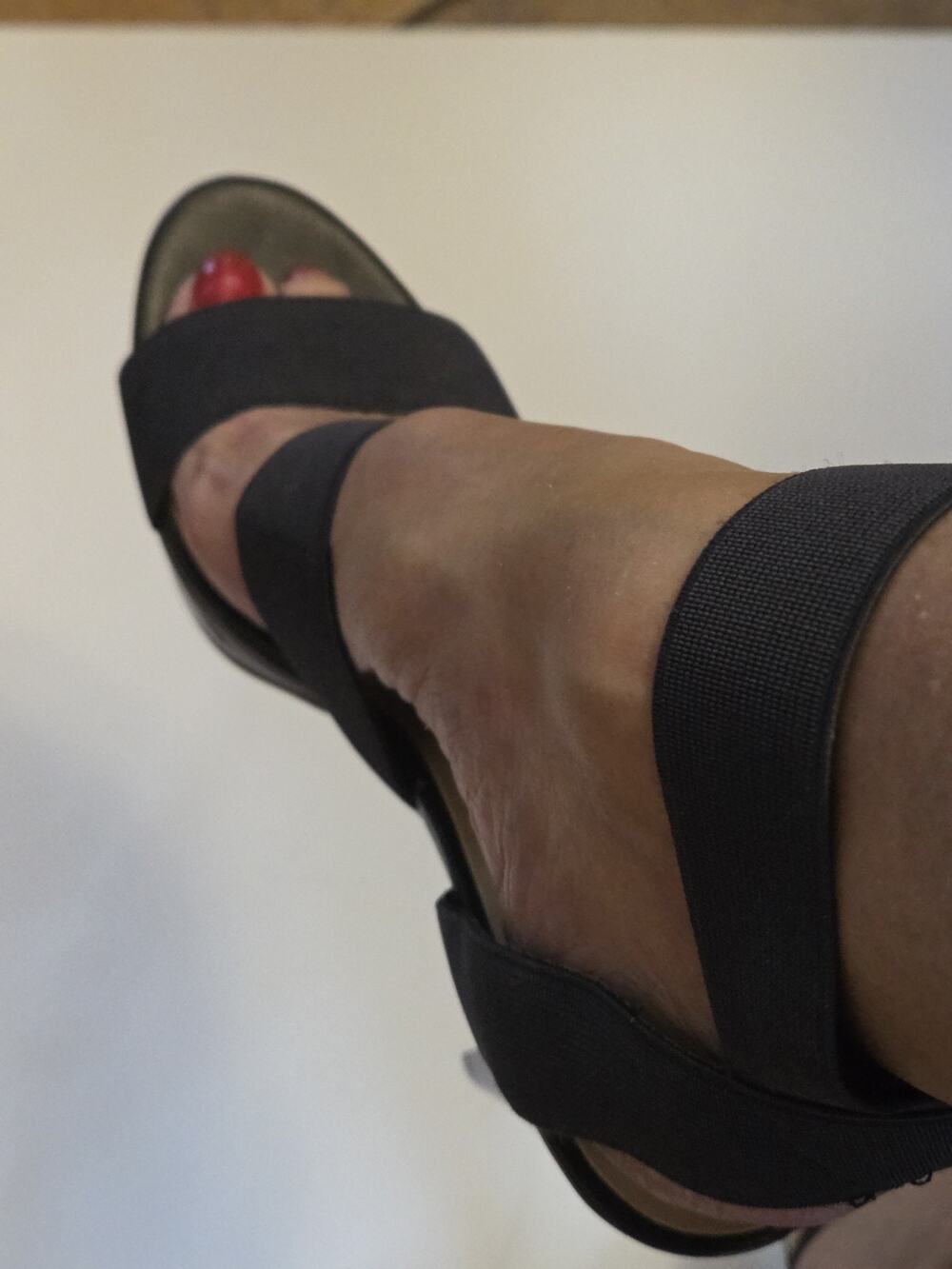 Guess elastic strap platform high heel sandals size 9